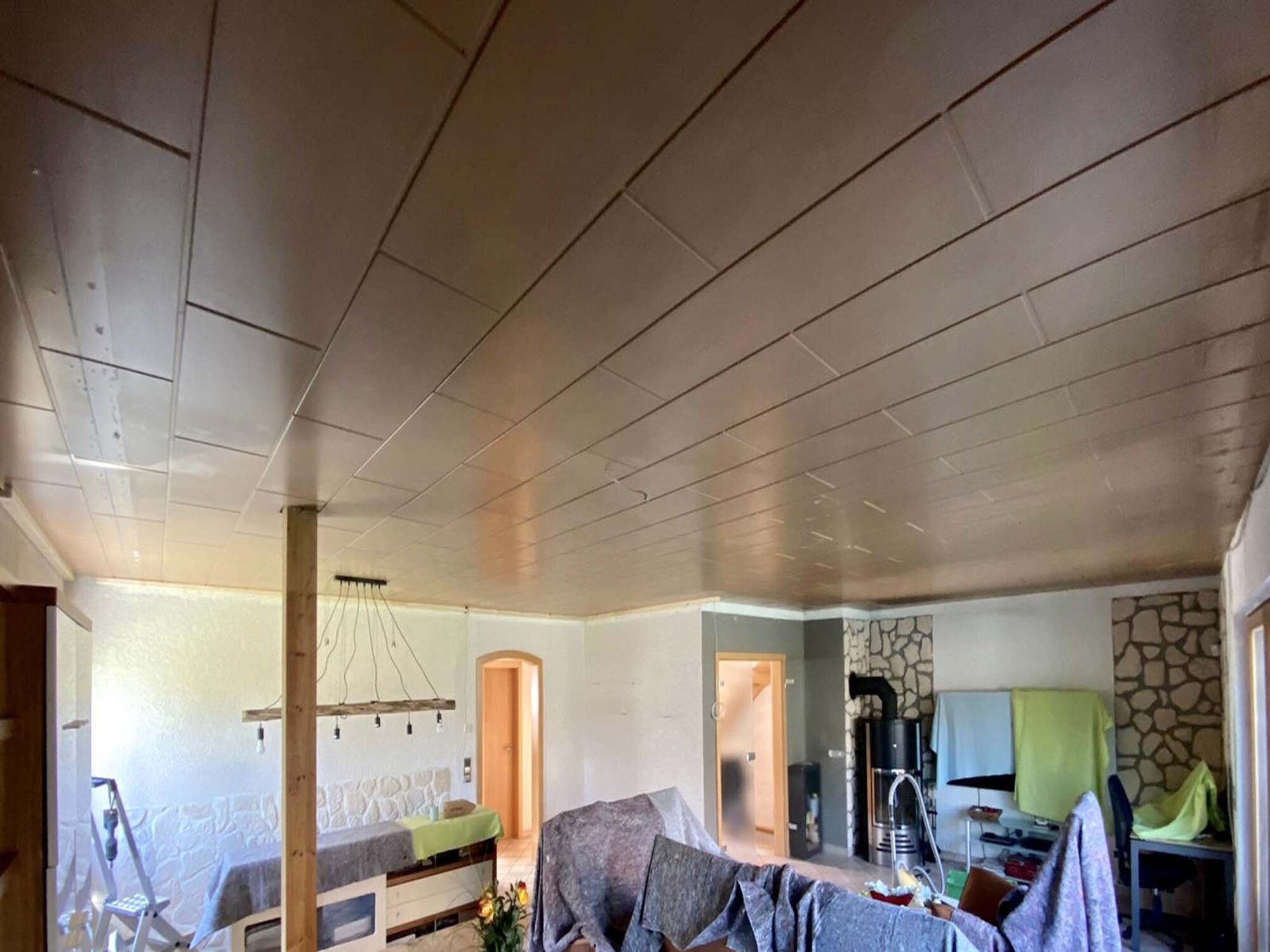 Alte_Holzdecke_vorher_wohnzimmer_lackspanndecke_spanndecke_beleuchtung_led Holzdecke Spanndecke Montage VORHER