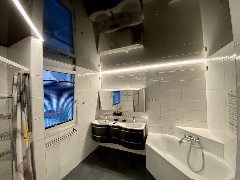 Spanndecke_Badezimmer_Hochglanz_schwarz_Lichtprofil_LED_Band._dimmbar Spanndecke Badezimmer LEDBand