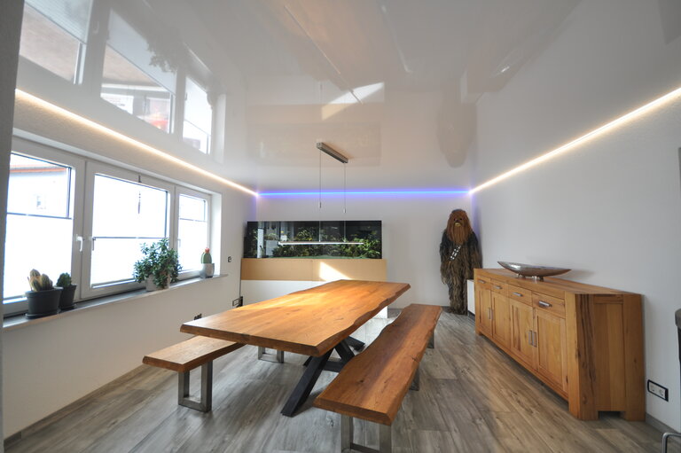 esszimmer_lackspanndecke_weiss_hochglanz_led_ledband_warmweiss_kaltweiss_pendelleuchte_rgb_blau Lackspanndecke Esszimmer Spanndecke LED RGB Grimmeisen