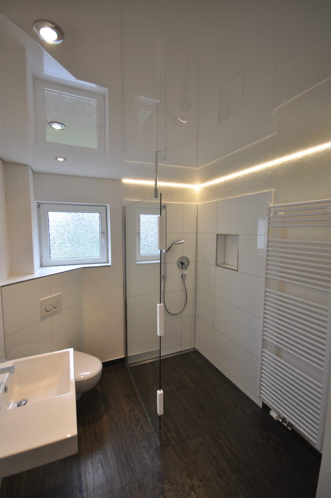 Lackspanndecke im Bad in weiss Hochglanz mit LED Einbaustrahler und LED Lichtkanal in der Schattenfuge in der Dusche